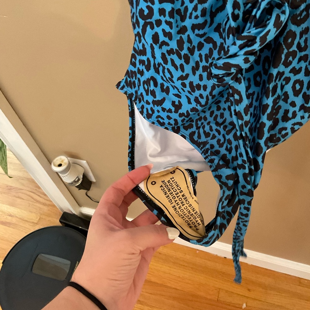 One piece bathing suit - Picture 2 of 4